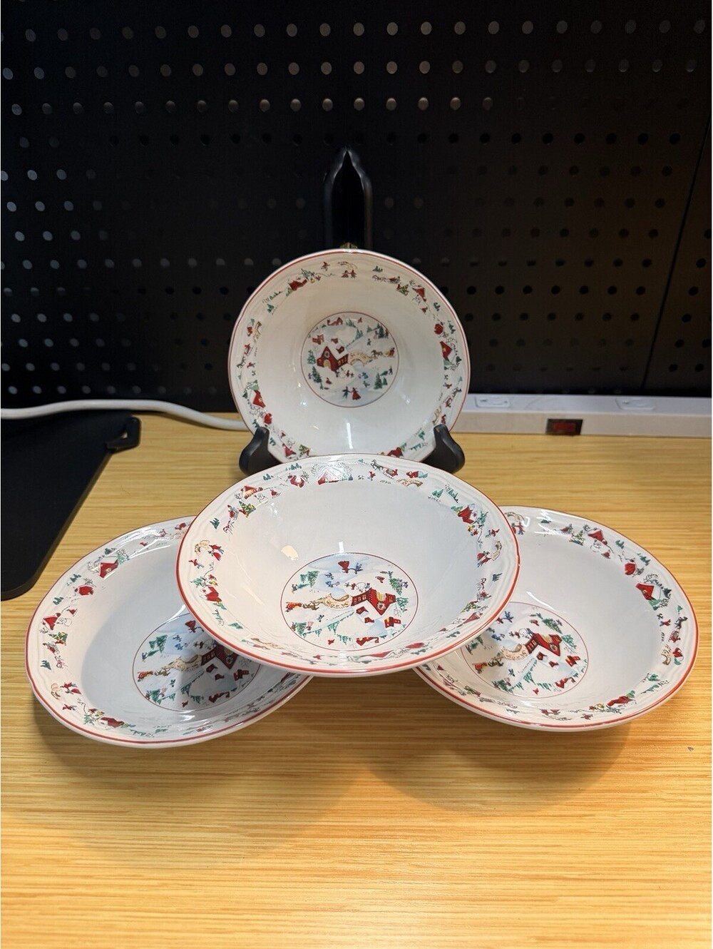 4 Vintage Farberware "White Christmas #391 Soup/Cereal Bowls  By Katherine B *